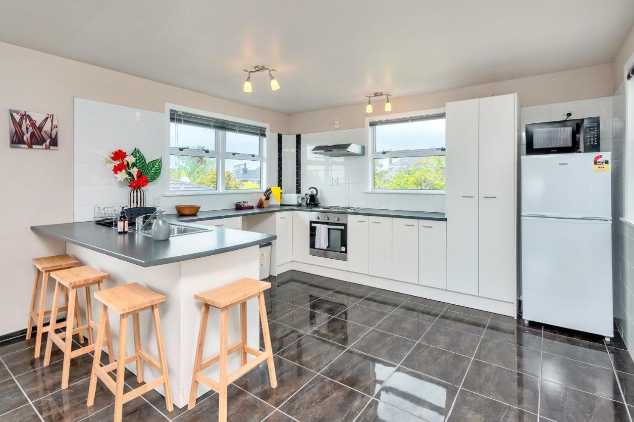 Fabulous Three Bedroom Home In Pakuranga Окленд Экстерьер фото